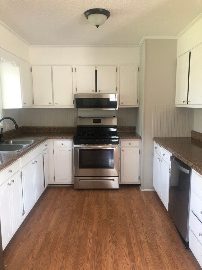 Building Photo - Lovely Brick Ranch Home in Monroe