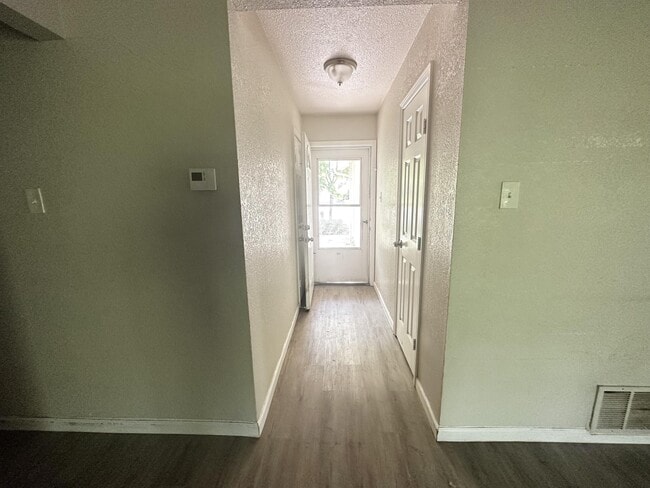 Building Photo - 1554 Willowbrook St