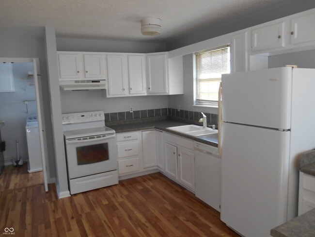 Building Photo - 5625 Lakeland Dr