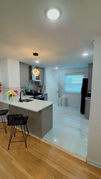 Building Photo - 8 S Farview Ave