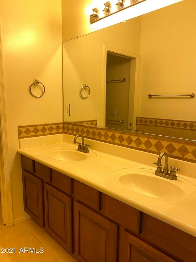 Building Photo - 2350 W Maplewood St