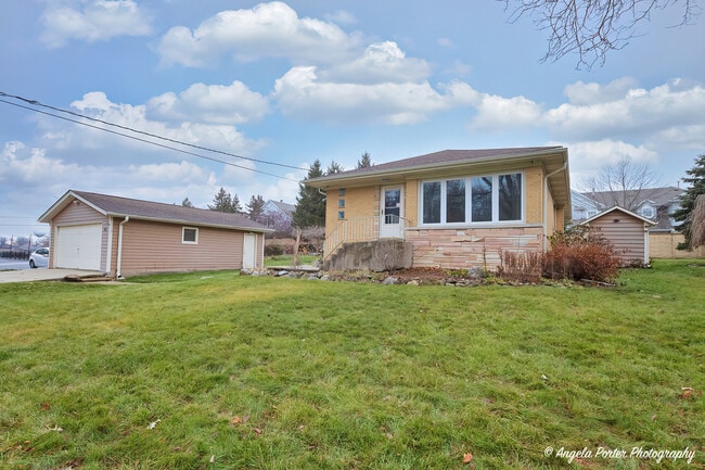 Primary Photo - 40 Pine Tree Row