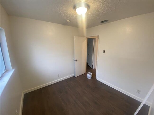 Building Photo - Spacious 3/2 duplex with a garage