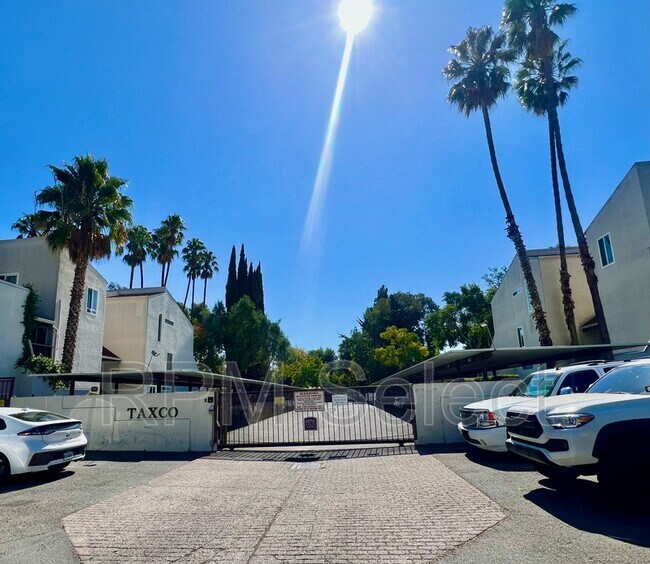 Primary Photo - 2200 Laguna Cir