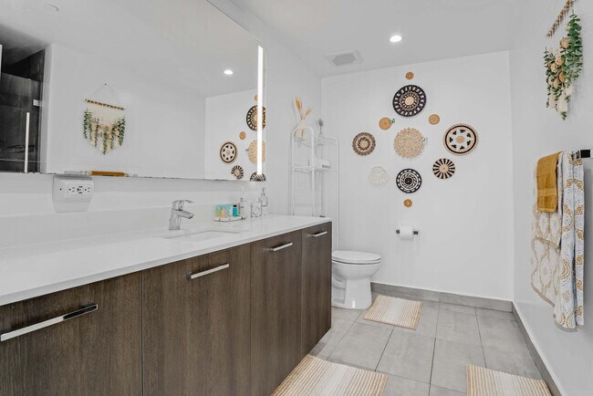 Building Photo - 404 NE 2nd Ave