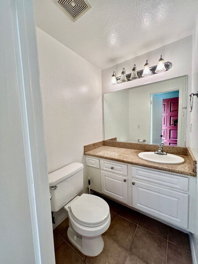 Building Photo - Lovely 2bd. condo in Claremont w/2 car garage