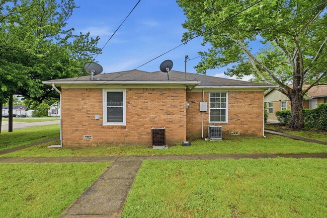 Building Photo - 1703 W Elm St