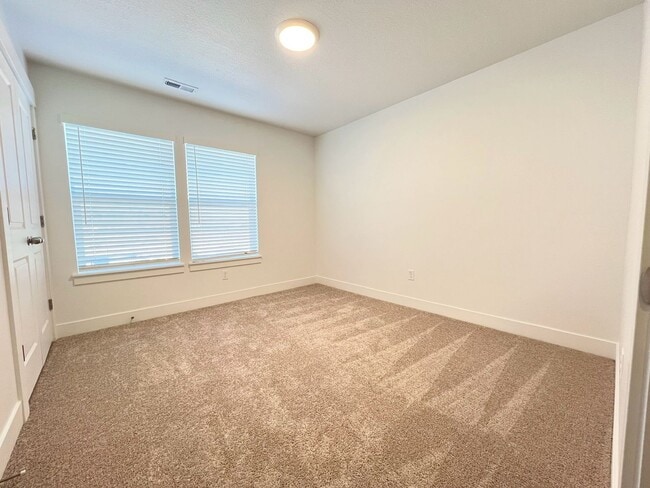Building Photo - 3 Bed/2.5 Bath Townhome in Salem!