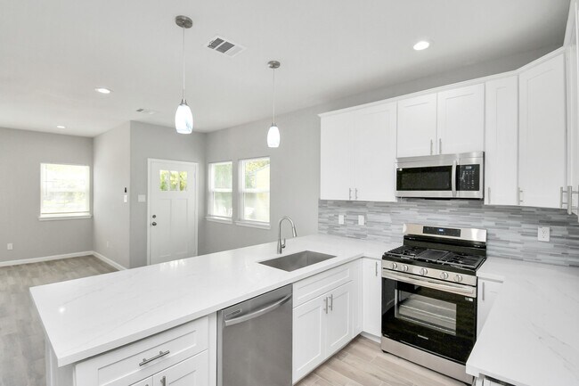 Building Photo - 5941 Southlea St