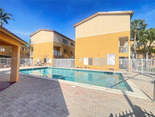 Building Photo - 6255 SW Kendale Lakes Cir