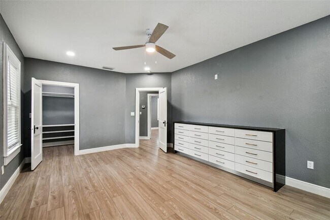 Building Photo - 6810 N Navin Ave
