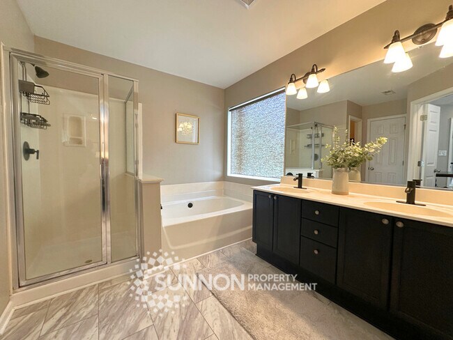Building Photo - Spacious 3 bed, 2.5 bath with large bonus