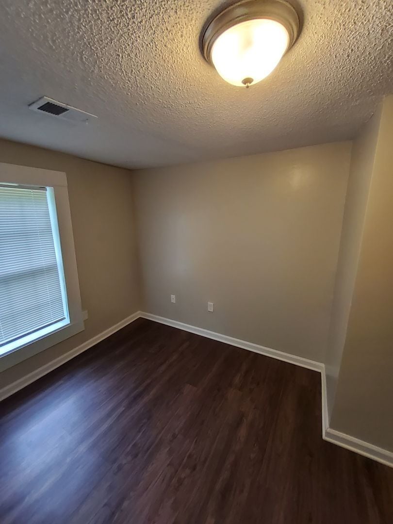 Building Photo - Welcome to this charming 3-bedroom, 1-bath...
