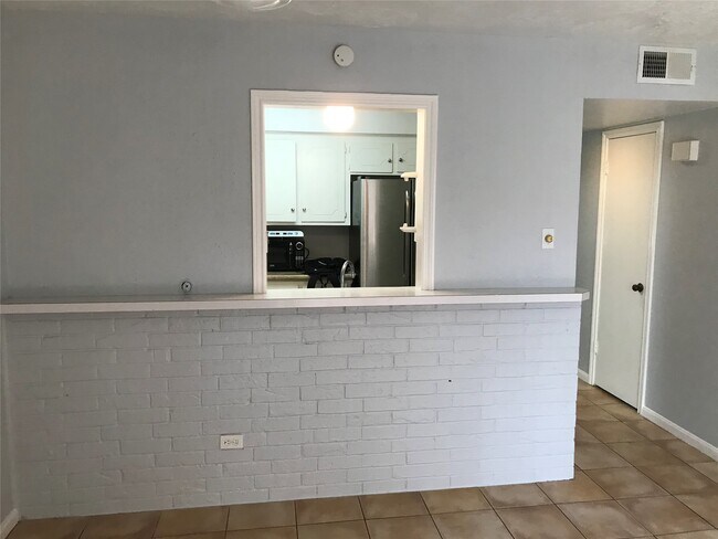 Building Photo - 1611 Mapleton Dr