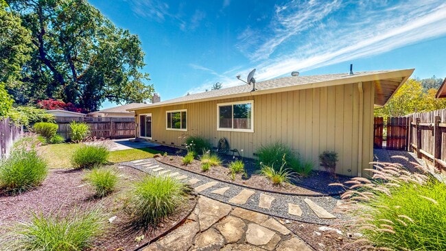 Building Photo - Rincon Valley Single Level, Landscaper Included!