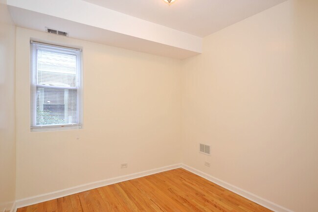 Building Photo - 4654 N Avers Ave