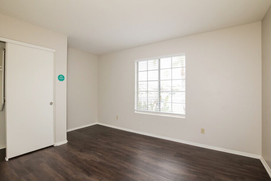 Building Photo - 7827 W Shangri La Rd