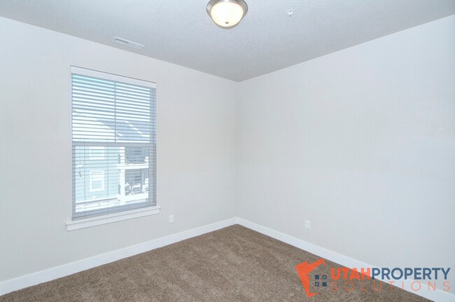 Building Photo - 626 N Sun Peak Dr