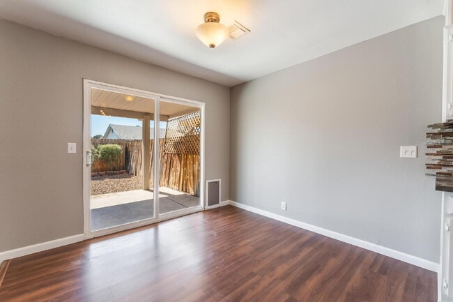 Building Photo - "Charming 3-Bed Oasis with 2 Full Baths in Vibrant Las Vegas - 1315 Sq Ft of Comfort!"