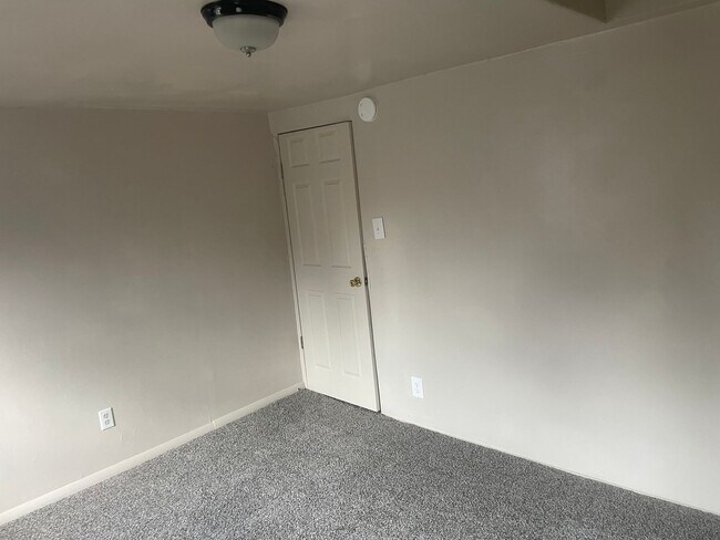Building Photo - 122 W Elm St