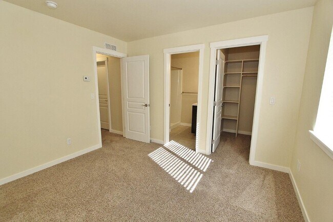 Building Photo - Immaculate Townhouse w/2 Car-Garage