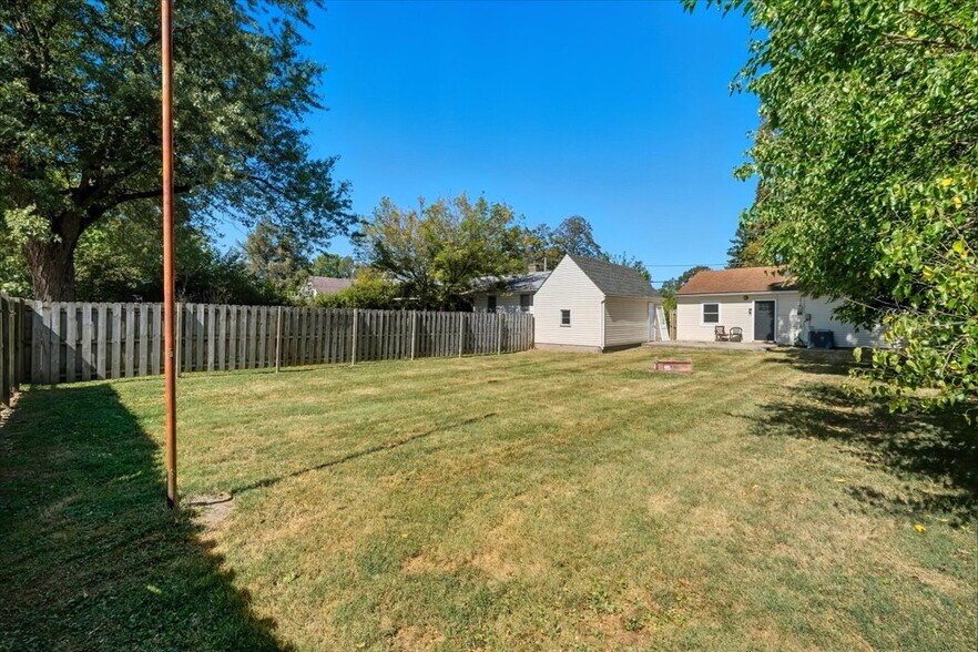 Building Photo - 710 E Chestnut St