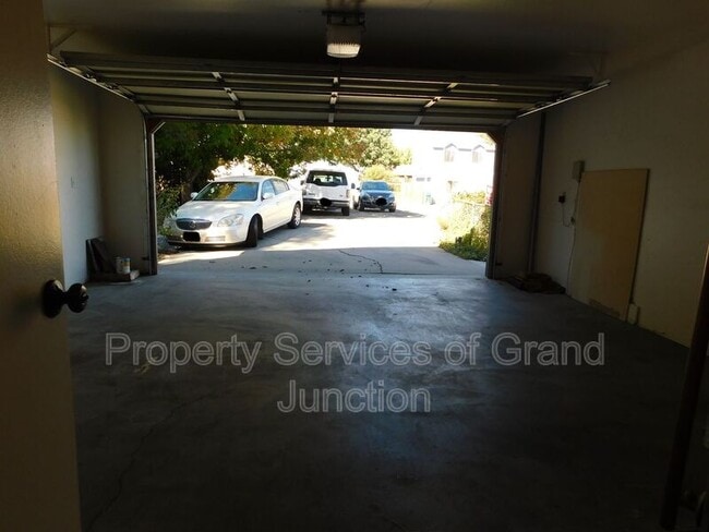Building Photo - 3045 1/2 Stoneybrook Lane