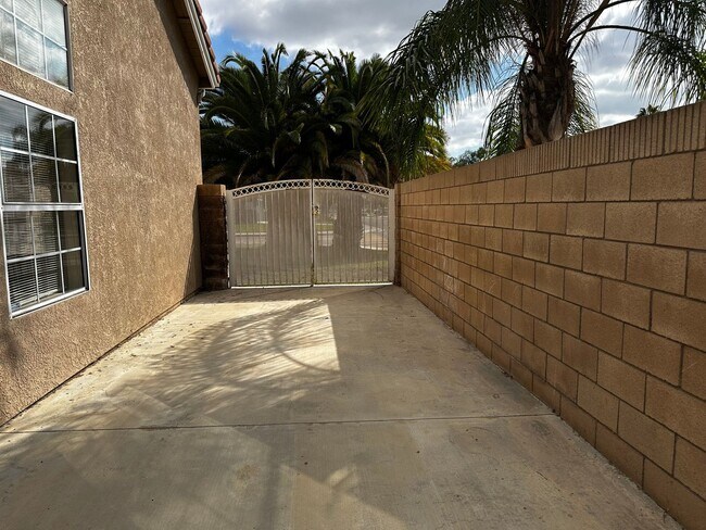 Building Photo - Beautiful Orangecrest Rental – Move-In Ready!