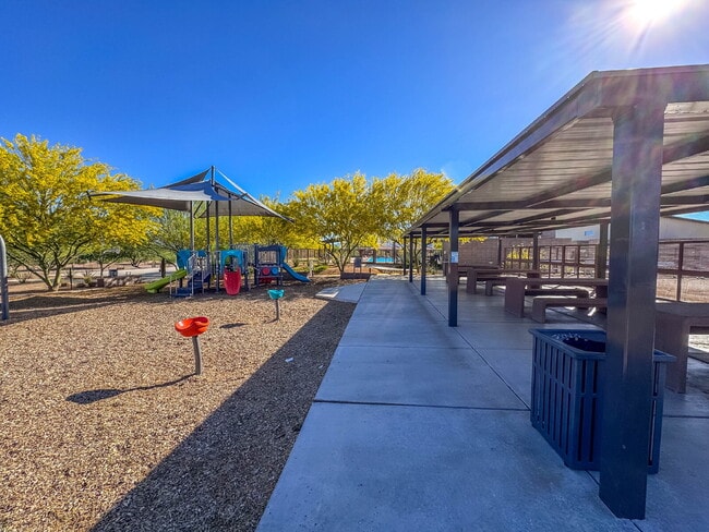 Building Photo - 4 Bedroom with new carpet and new interior paint in Saguaro Trails!