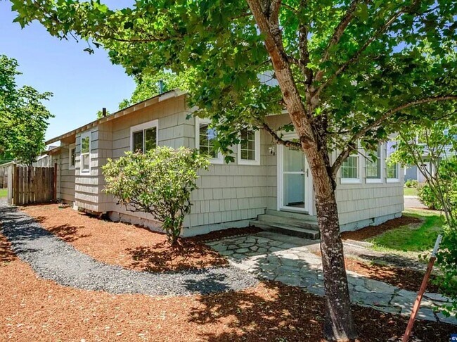 Building Photo - 3 Bedroom Home on Large Corner Lot!