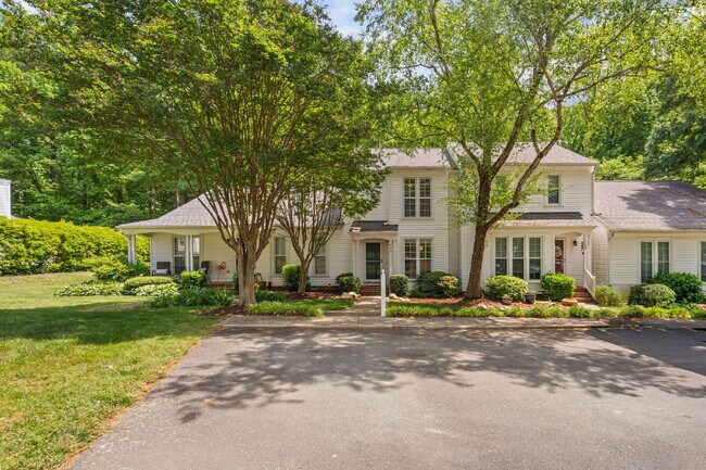 Building Photo - Stylish & Fully Updated 2-Bedroom Townhous...