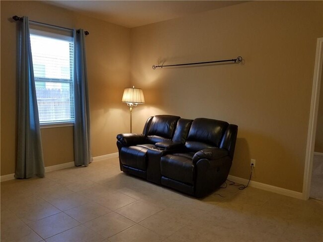 Building Photo - 743 Easton Dr