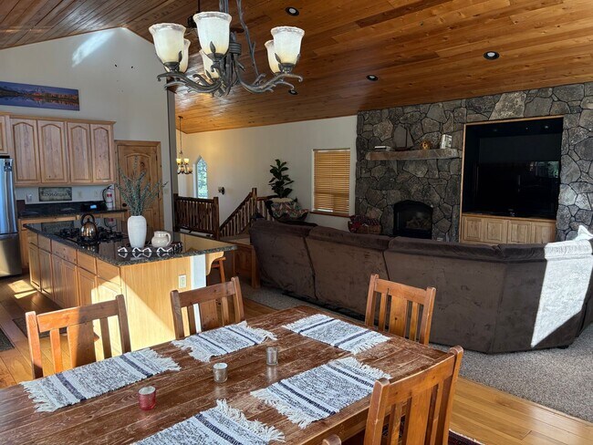 Building Photo - Large furnished mountain home