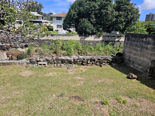 Building Photo - 4 bed, 2.5 bath single family house, Liliha neighborhood.