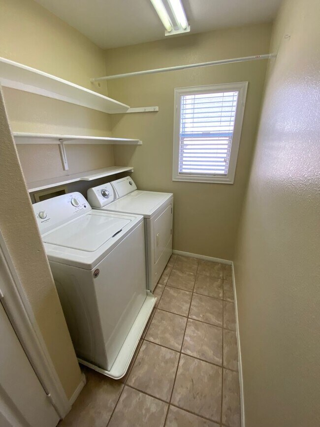 Building Photo - Wonderful 3 bed/2.5 bath home located in Summerlin