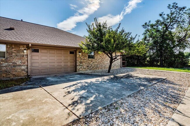 Building Photo - 1004 Misty Acres Dr