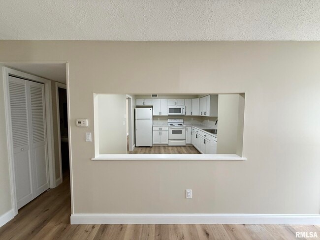 Building Photo - 3440 Villa Ridge