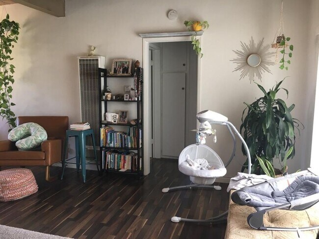 Building Photo - Beautiful upstairs 2 bedroom 1 bathroom ap...