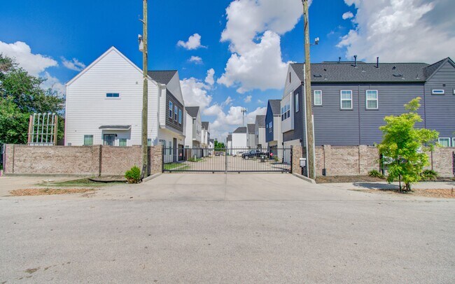 Building Photo - 8325 Springwood Crk Ln