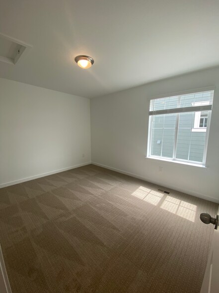 Building Photo - 4096 Chasm Lk Dr