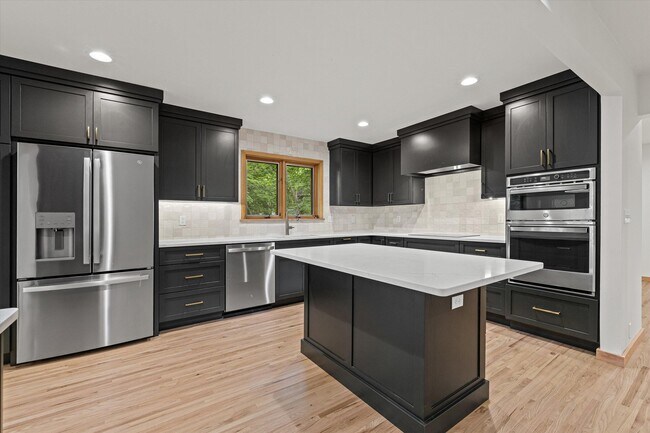 Building Photo - 1424 Bradford Dr