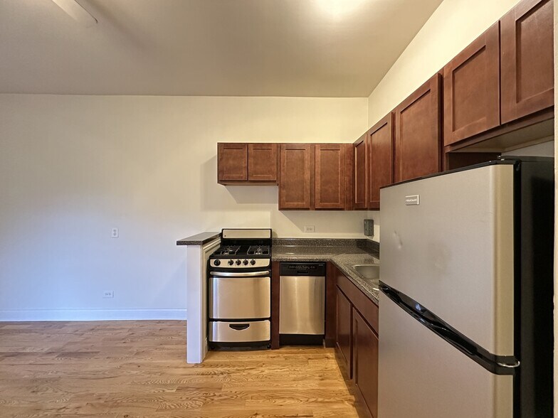 Building Photo - 824 W Cornelia Ave