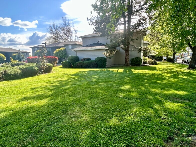 Building Photo - 550 Van Wey Cir