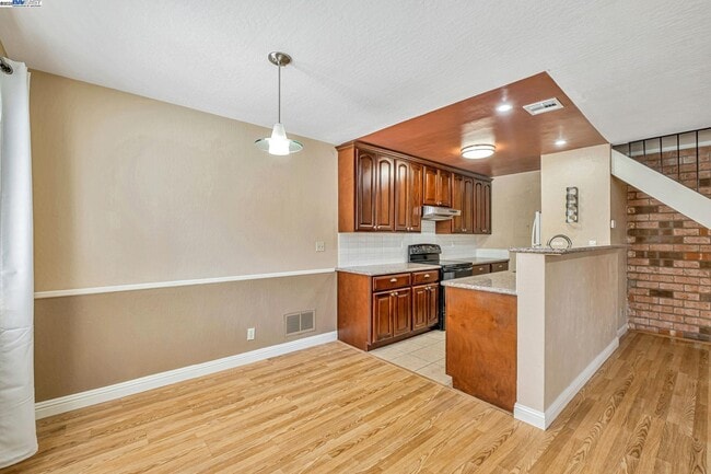 Building Photo - 2141 Swan Ct