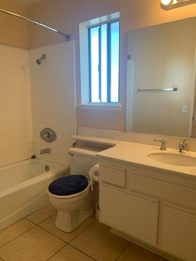 Building Photo - Spacious Lake Forest condo available 09/05...