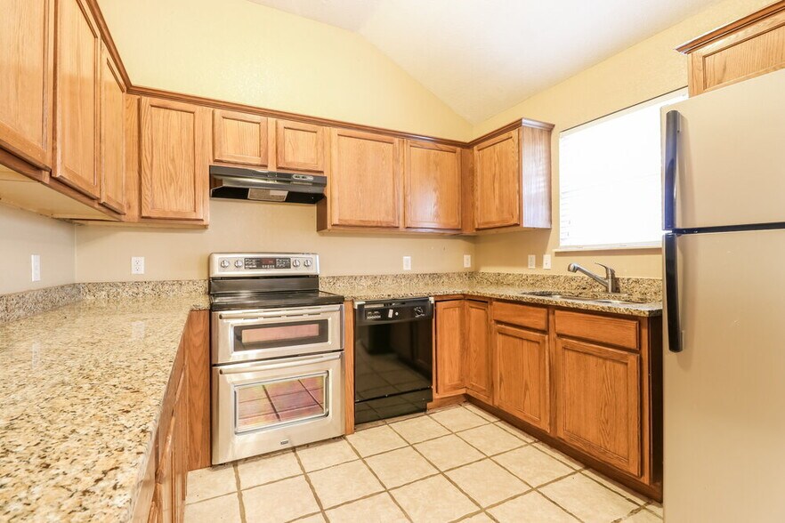 Building Photo - 512 SW 38th Terrace