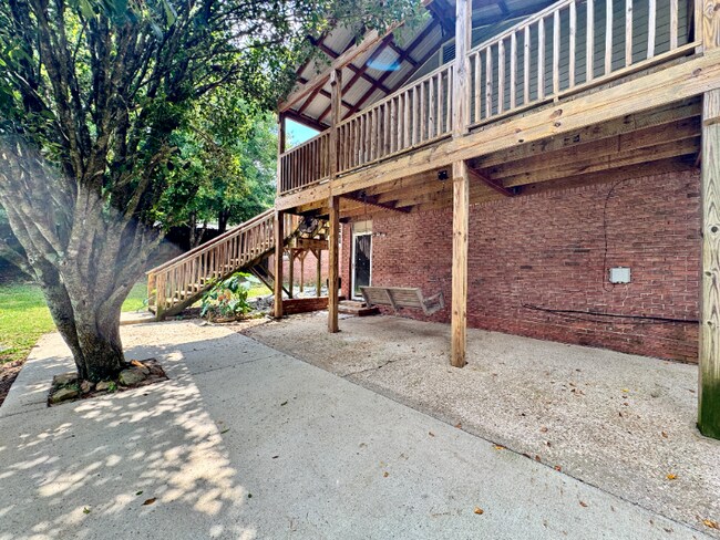 Building Photo - 2406 Greenbrier Dr