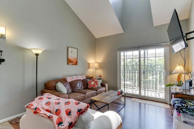 Building Photo - 321 Duke St