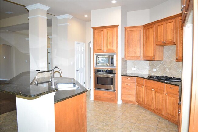 Building Photo - 7233 Via Dono Dr
