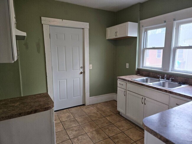 Building Photo - Charming 4-Bedroom Property in Prime Location